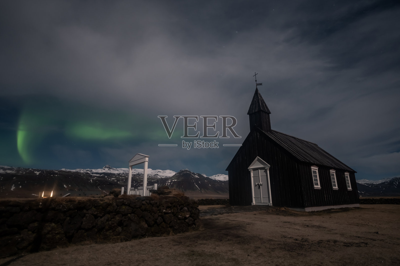 冰岛黑色教堂的北极光照片摄影图片