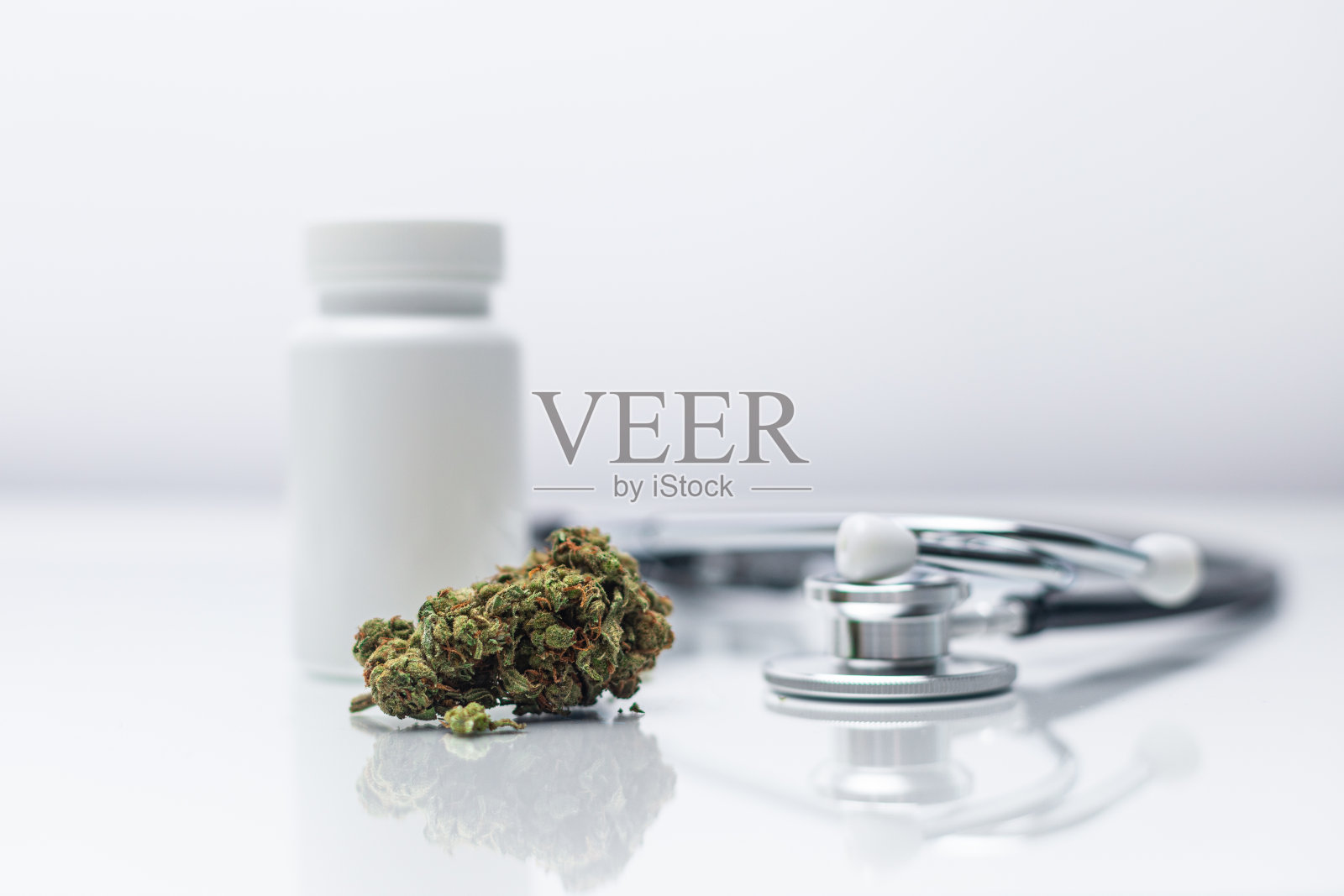 医用大麻，白色药盒和听诊器照片摄影图片
