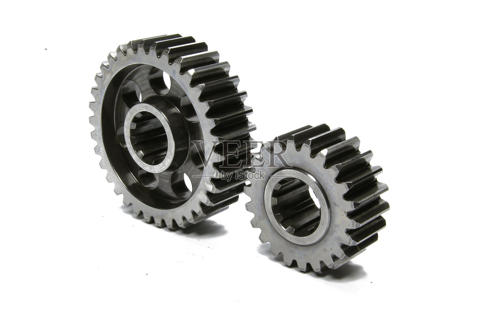 金属齿轮隔离在白色背景之上。白色背景上的汽车零件照片摄影图片