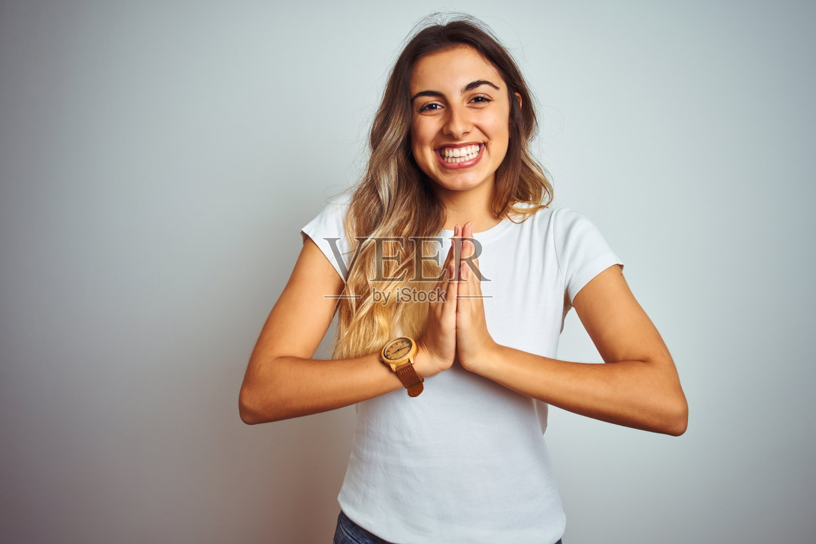 年轻女子双手合十，祈祷照片摄影图片