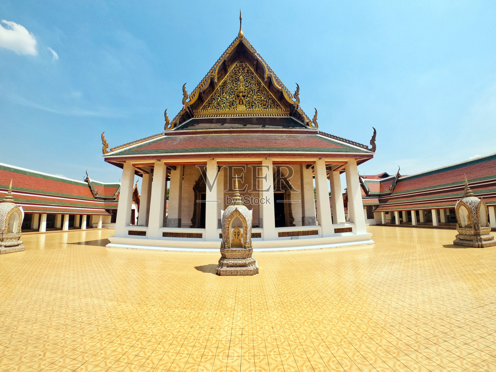 曼谷的寺庙，蓝天照片摄影图片