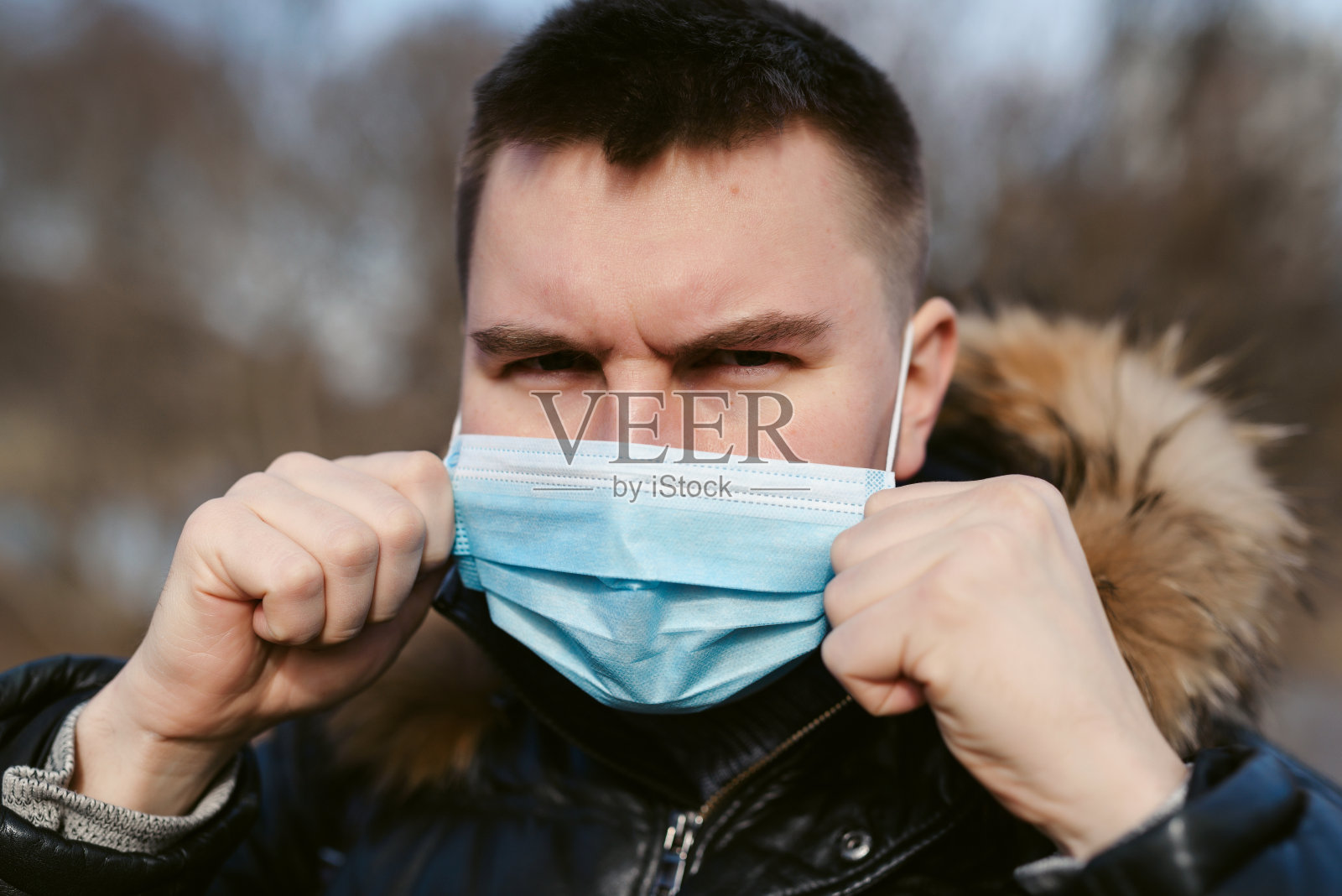 2020年预防冠状病毒疫情。户外肖像的欧洲人戴一次性面膜。预防污染和疾病的概念。照片摄影图片