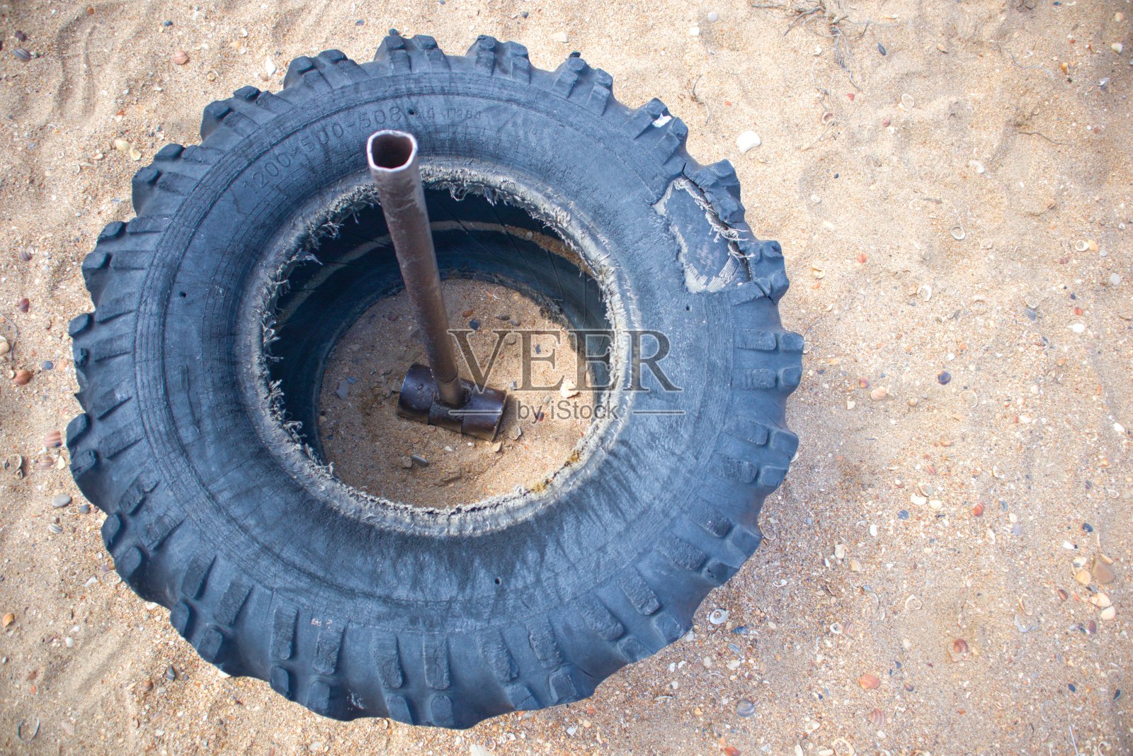 在沙滩上的公共汽车上的一把大锤。动机的运动。照片摄影图片