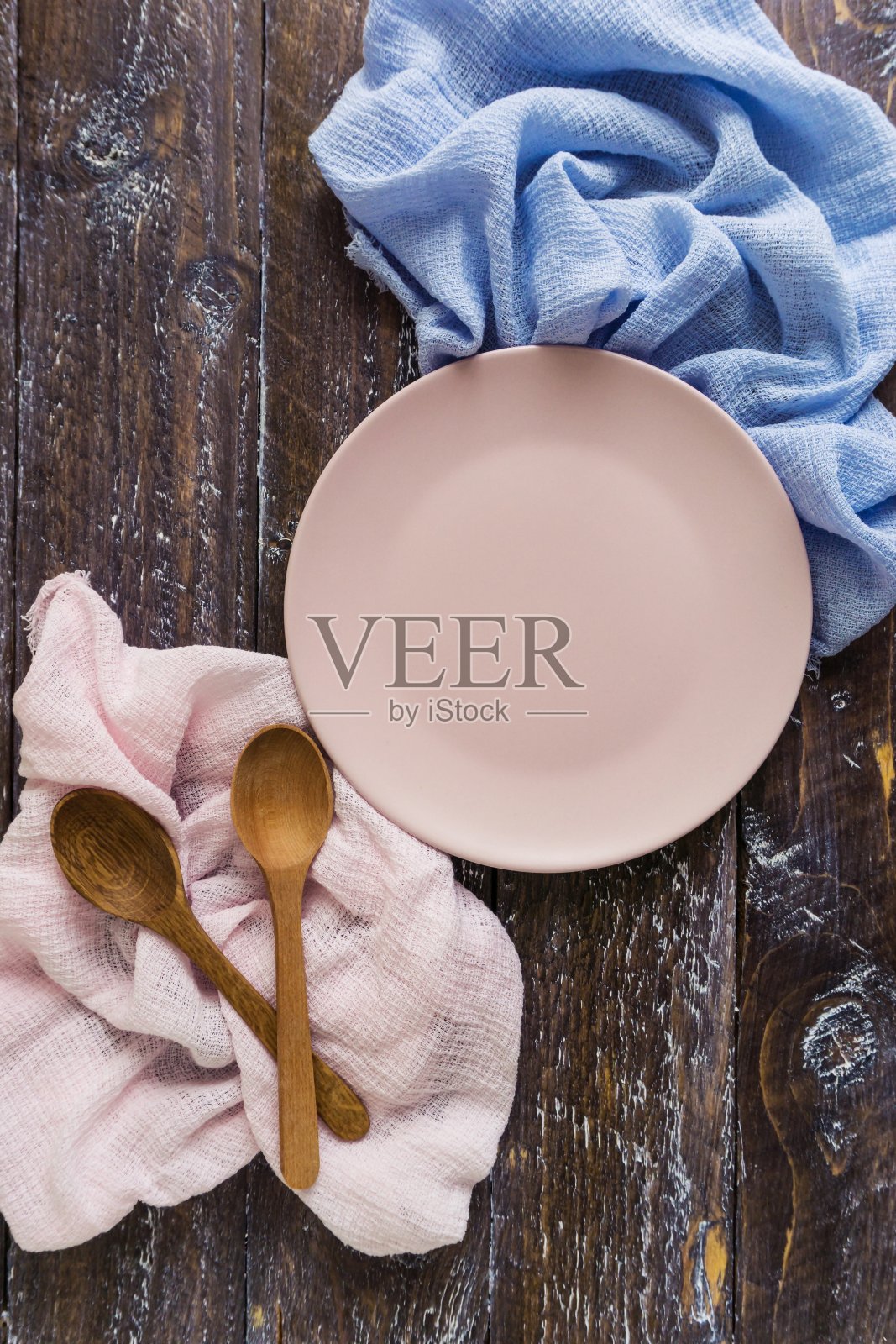 木制的勺子和空盘子放在黑暗的复古背景上。照片摄影图片