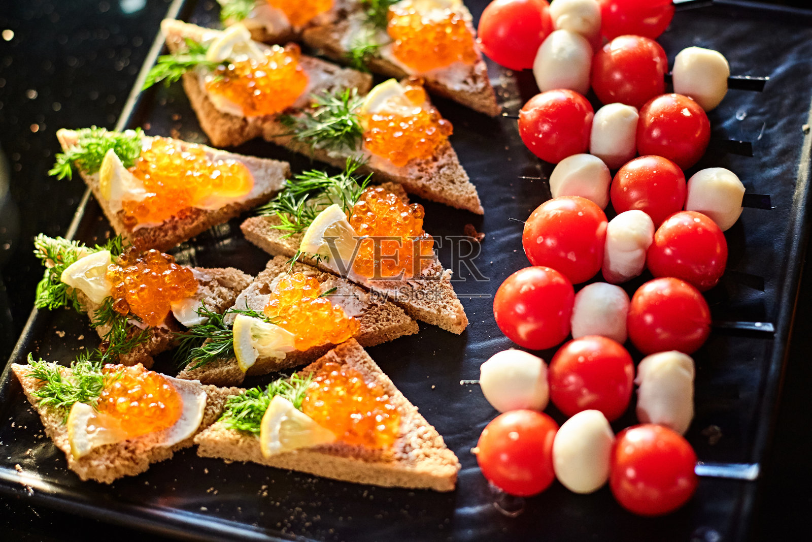 红鱼子酱三明治照片摄影图片