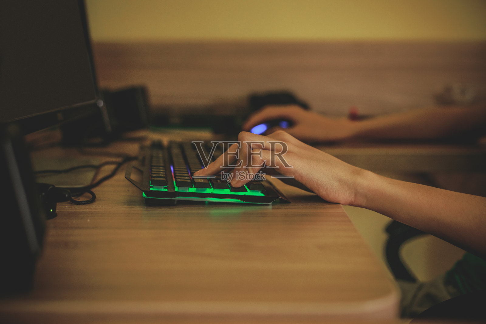 在隔离期间坐在电脑旁玩在线电子游戏照片摄影图片