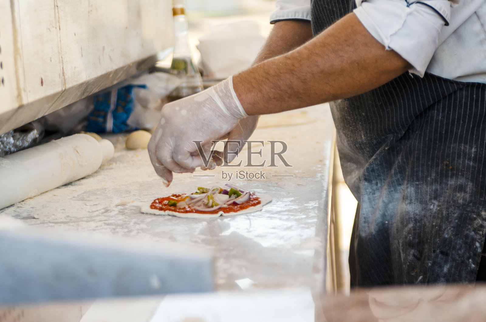 男厨师制作迷你披萨照片摄影图片