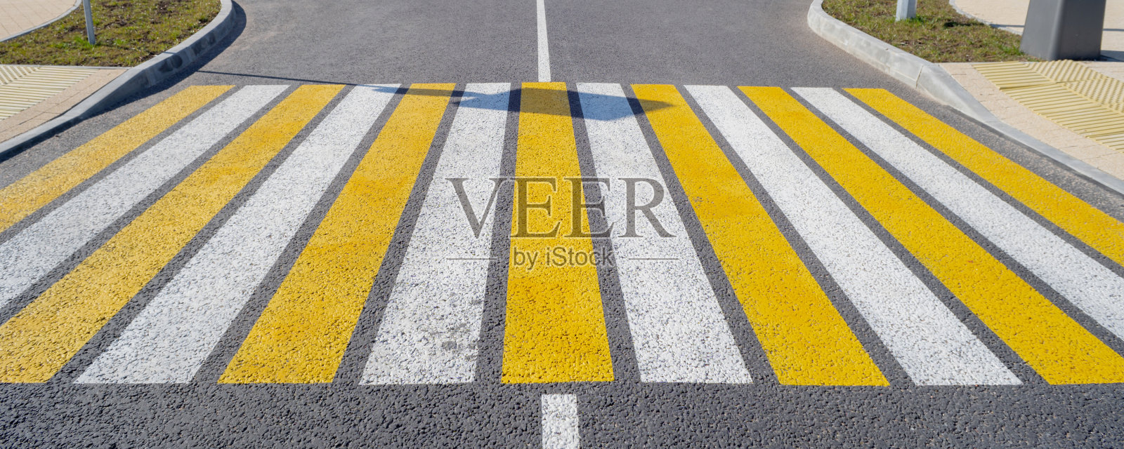 开放空间有道路标志和路标、十字路口、人行横道、晴天、蓝天、城市景观背景照片摄影图片