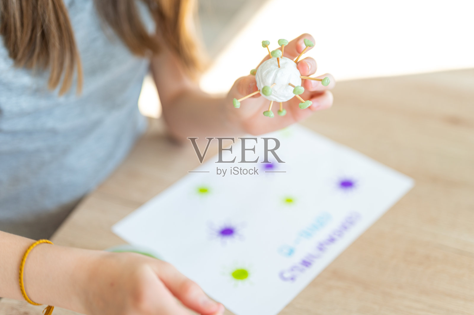 儿童在家里用手制作新冠肺炎模型照片摄影图片