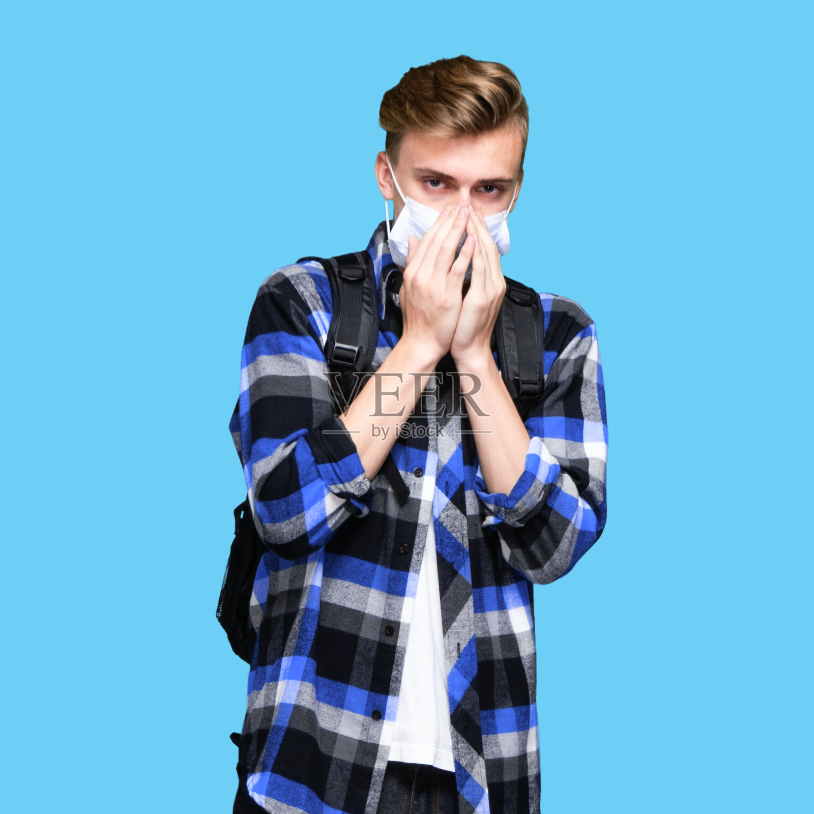 穿着T恤的白人少年照片摄影图片