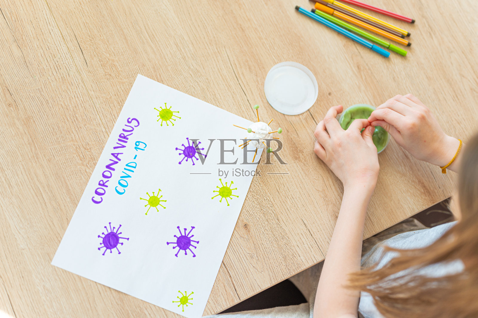 小女孩在家制作新冠肺炎模型照片摄影图片