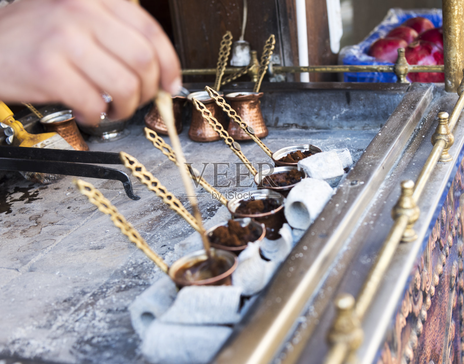传统土耳其咖啡在热沙和三个铜塞夫煮照片摄影图片