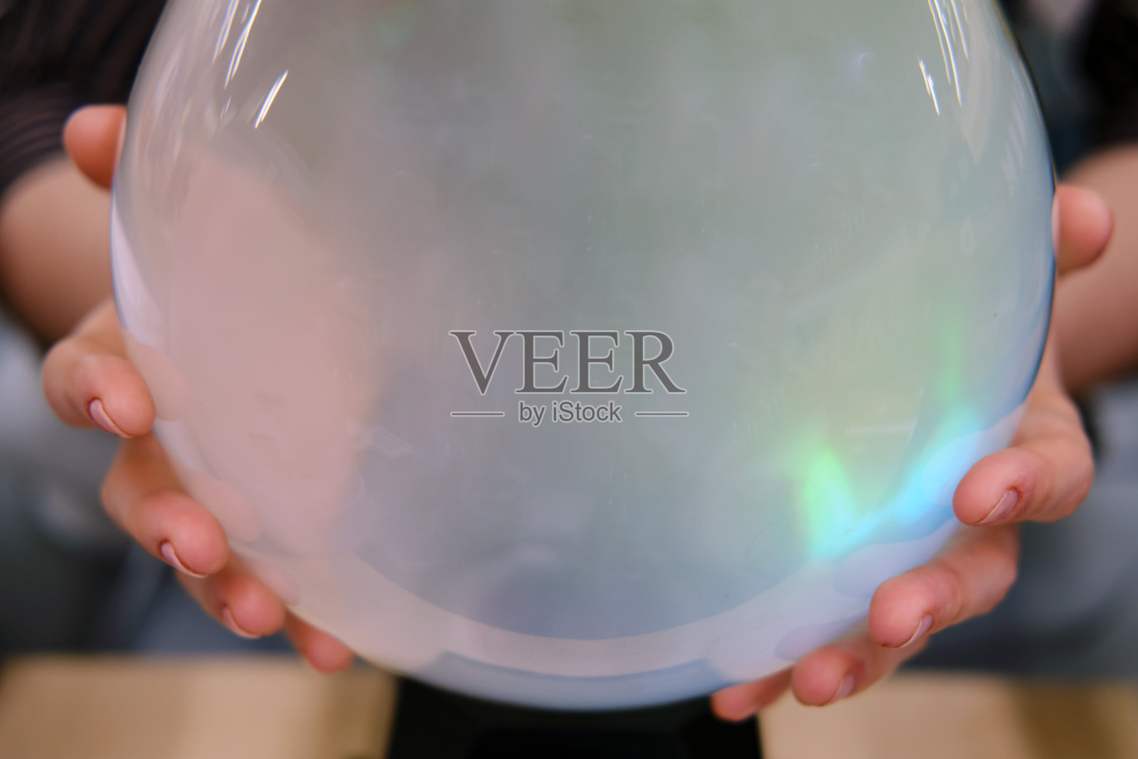 女人手里拿着水晶球算命，抄写文字空间照片摄影图片