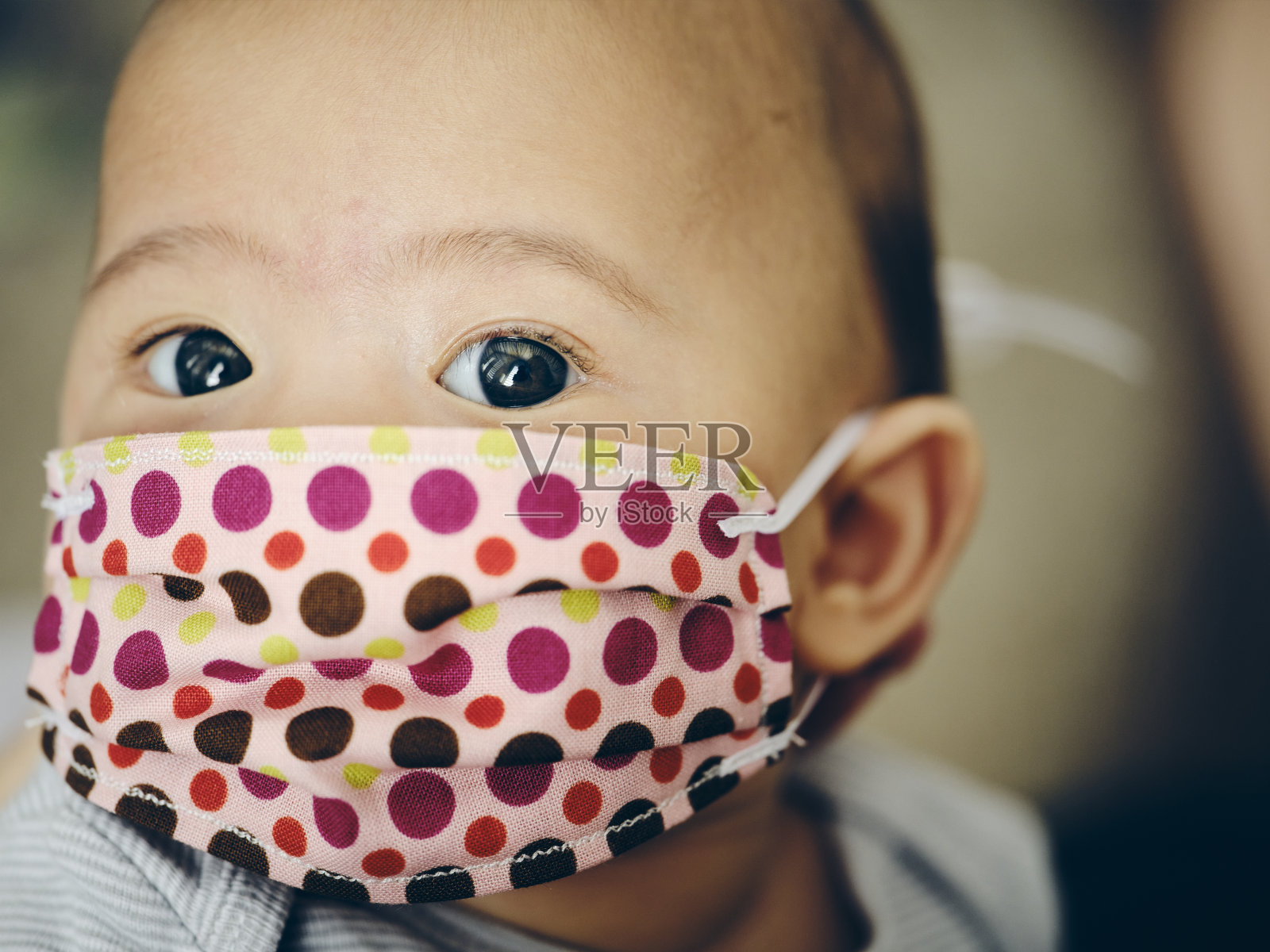 婴儿戴口罩保护照片摄影图片