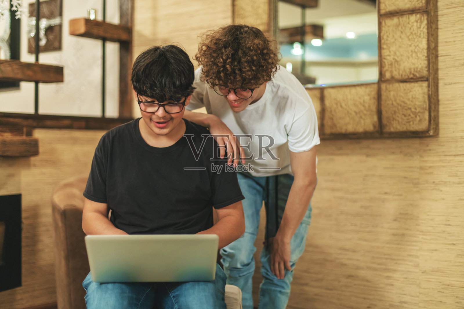 男性青少年高中学生兄弟在家工作与技术照片摄影图片