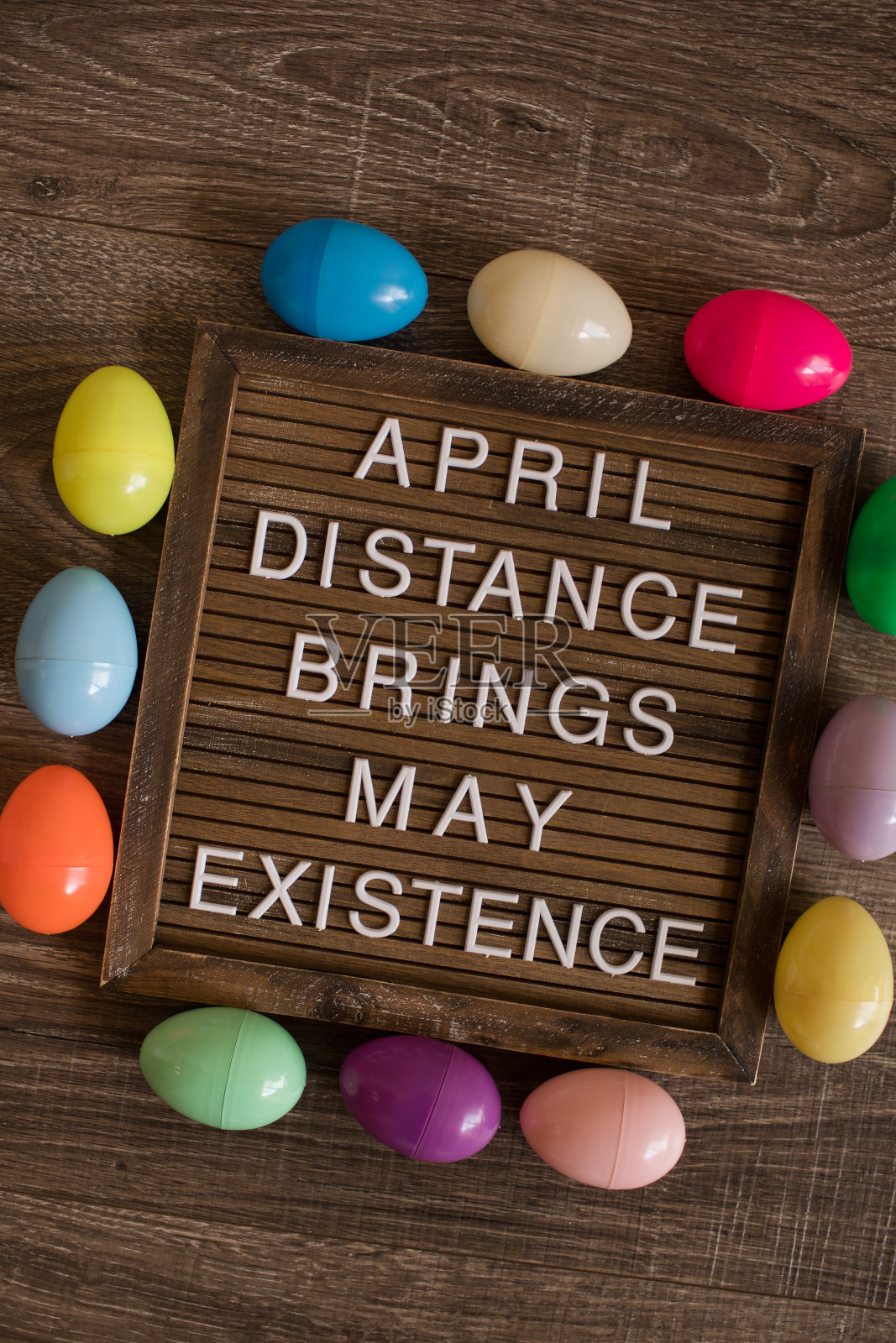 “四月的距离带来五月的存在”COVID-19和复活节的信笺照片摄影图片