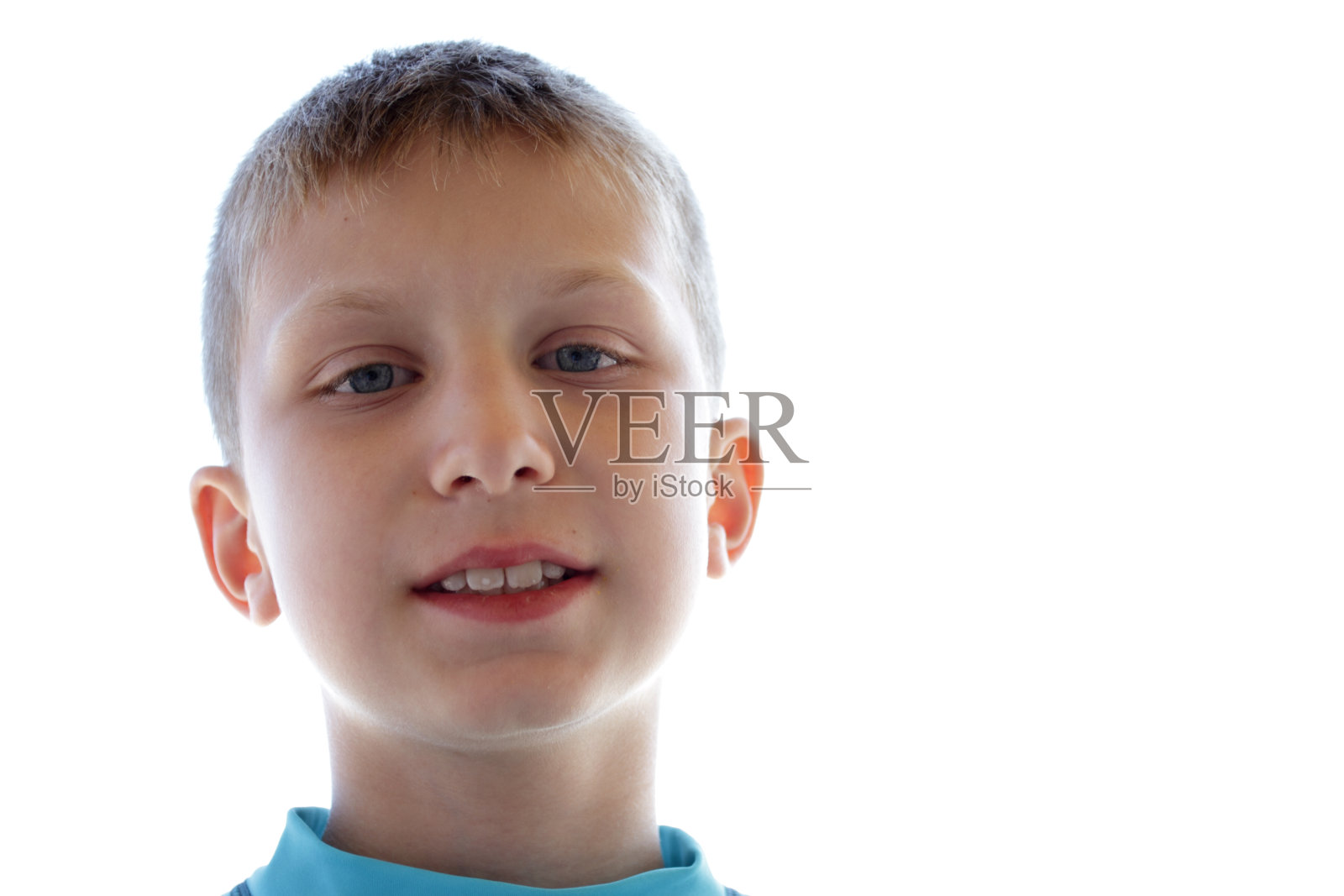 穿蓝衣服的小男孩。照片摄影图片