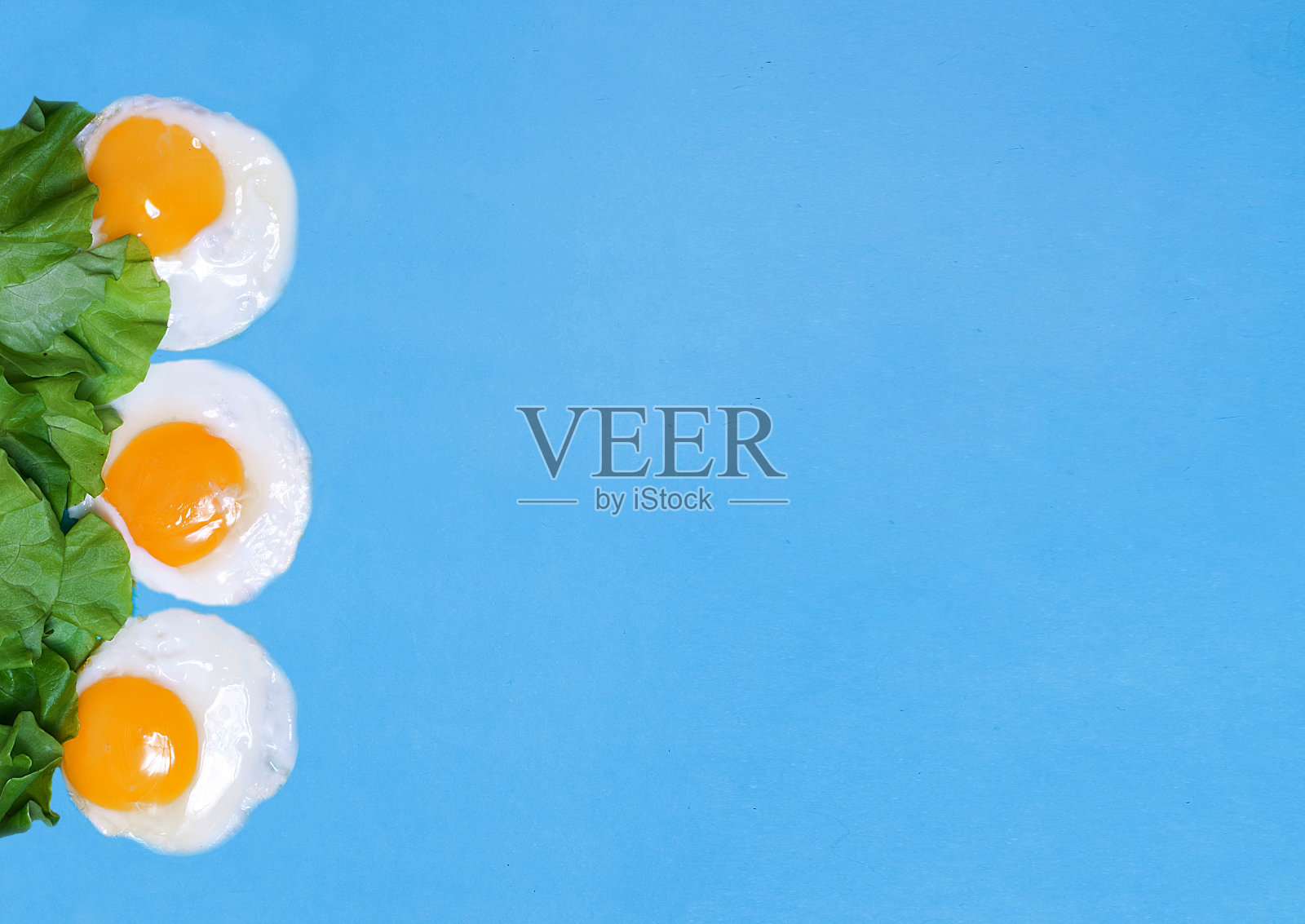 蓝色背景下的煎蛋照片摄影图片