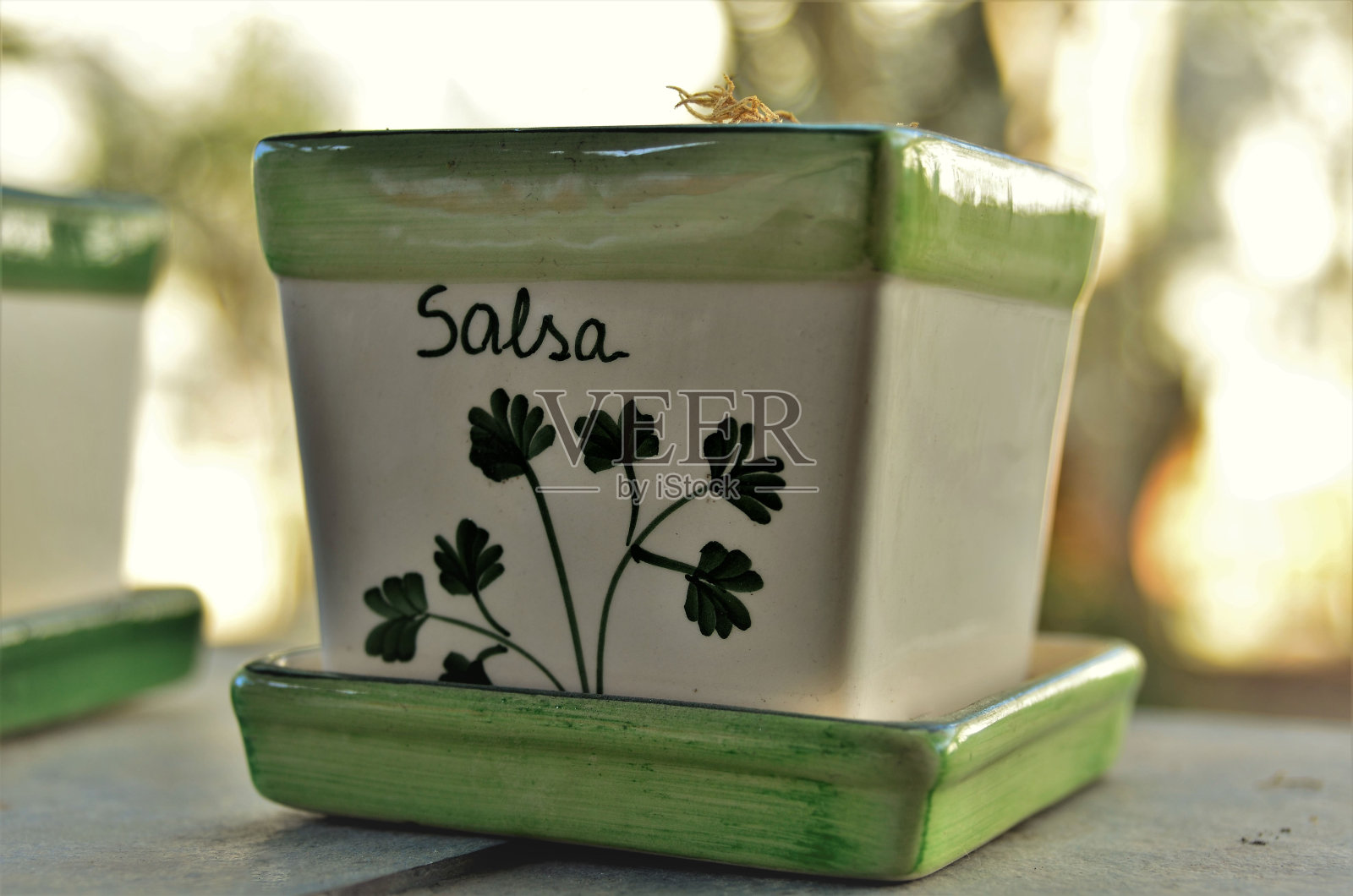 刻有“欧芹”字样的装饰陶瓷花瓶照片摄影图片