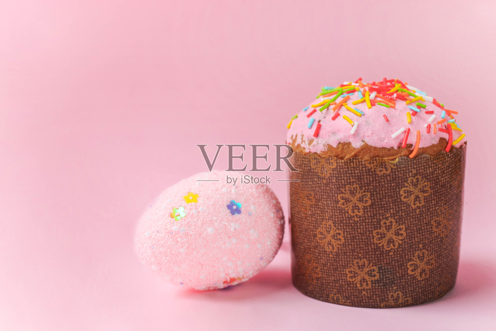 点缀彩色彩蛋的复活节蛋糕照片摄影图片