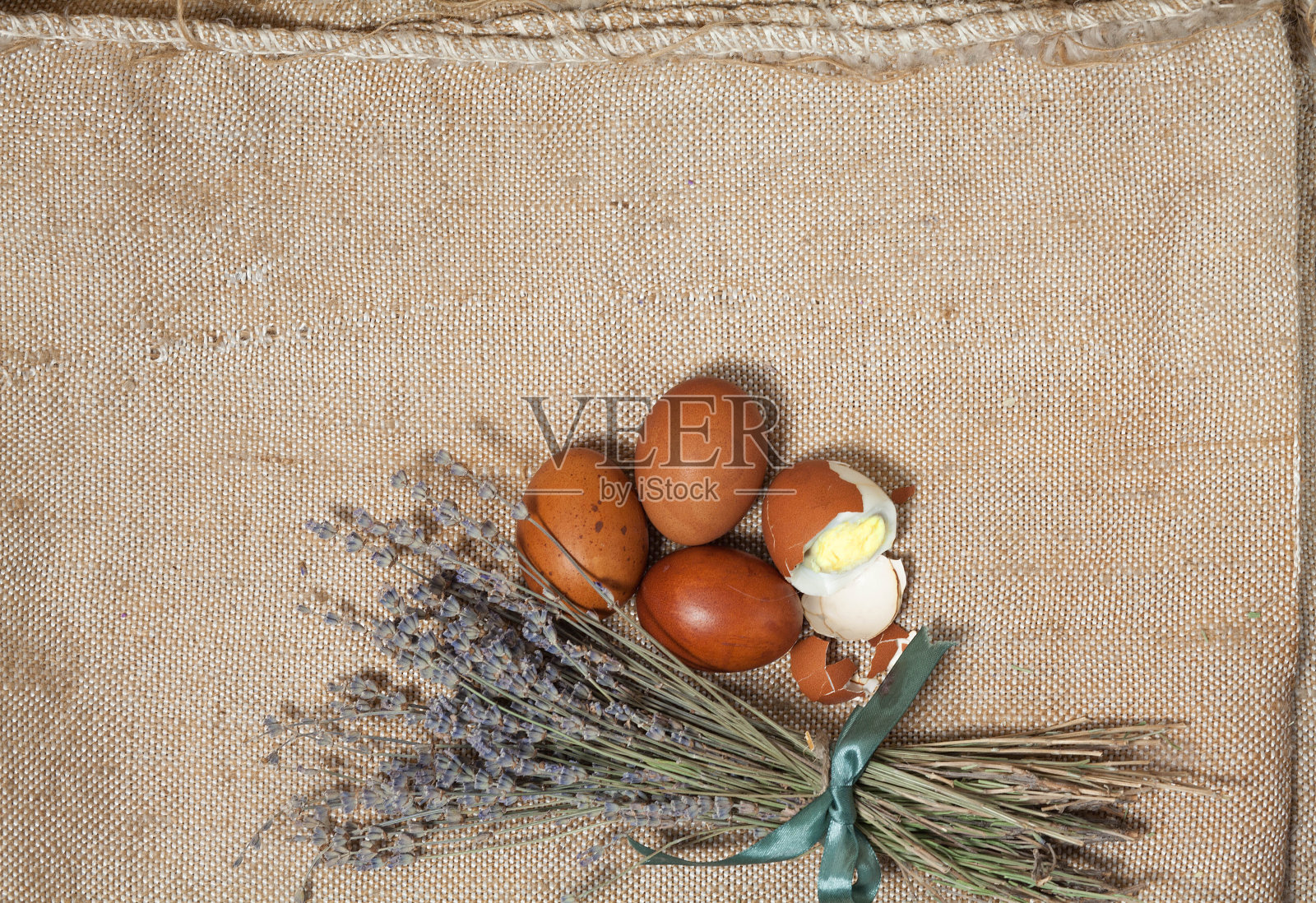 鸡蛋和亚麻背景上的一束薰衣草照片摄影图片