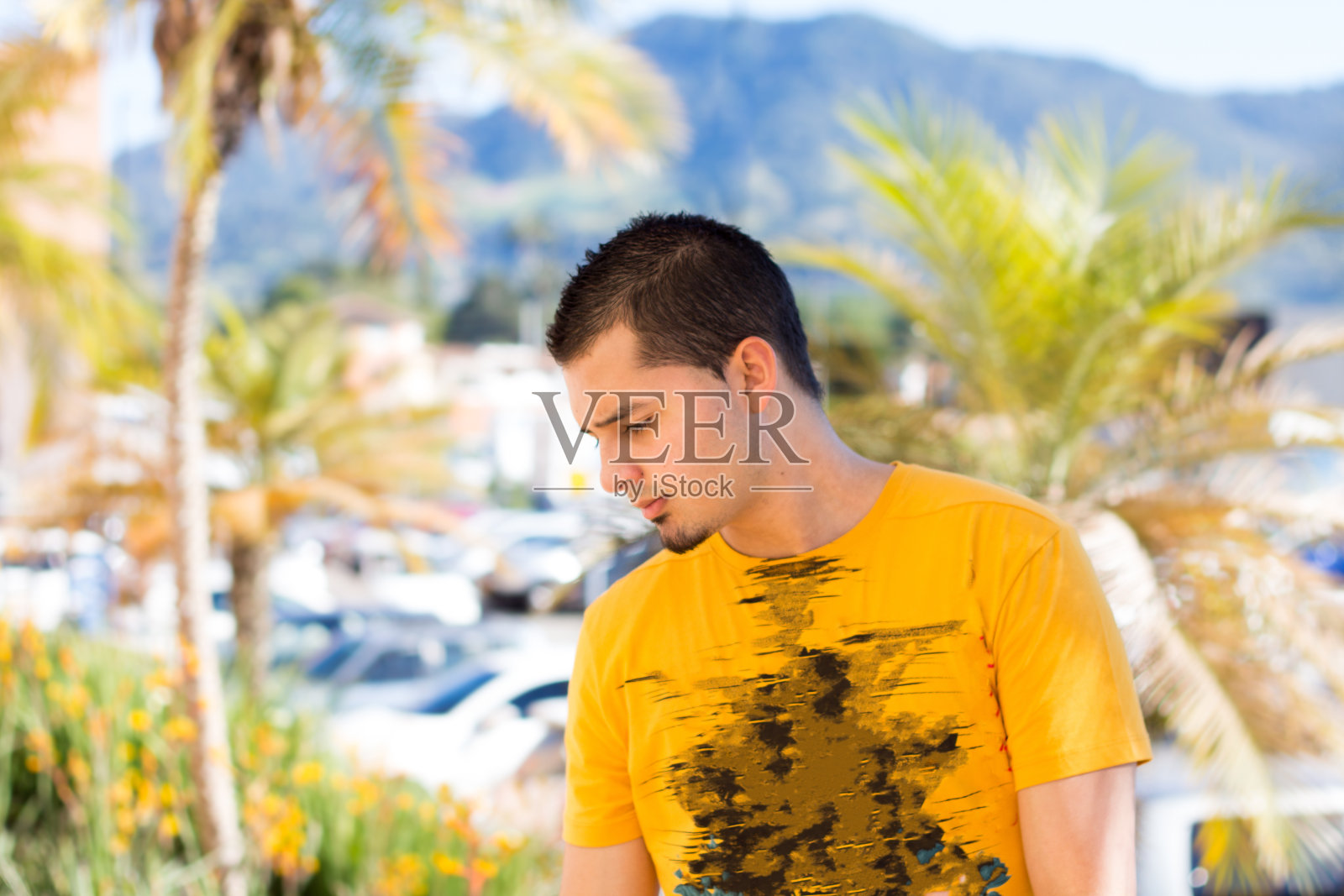 严肃的年轻人低头看着，心里很难过照片摄影图片