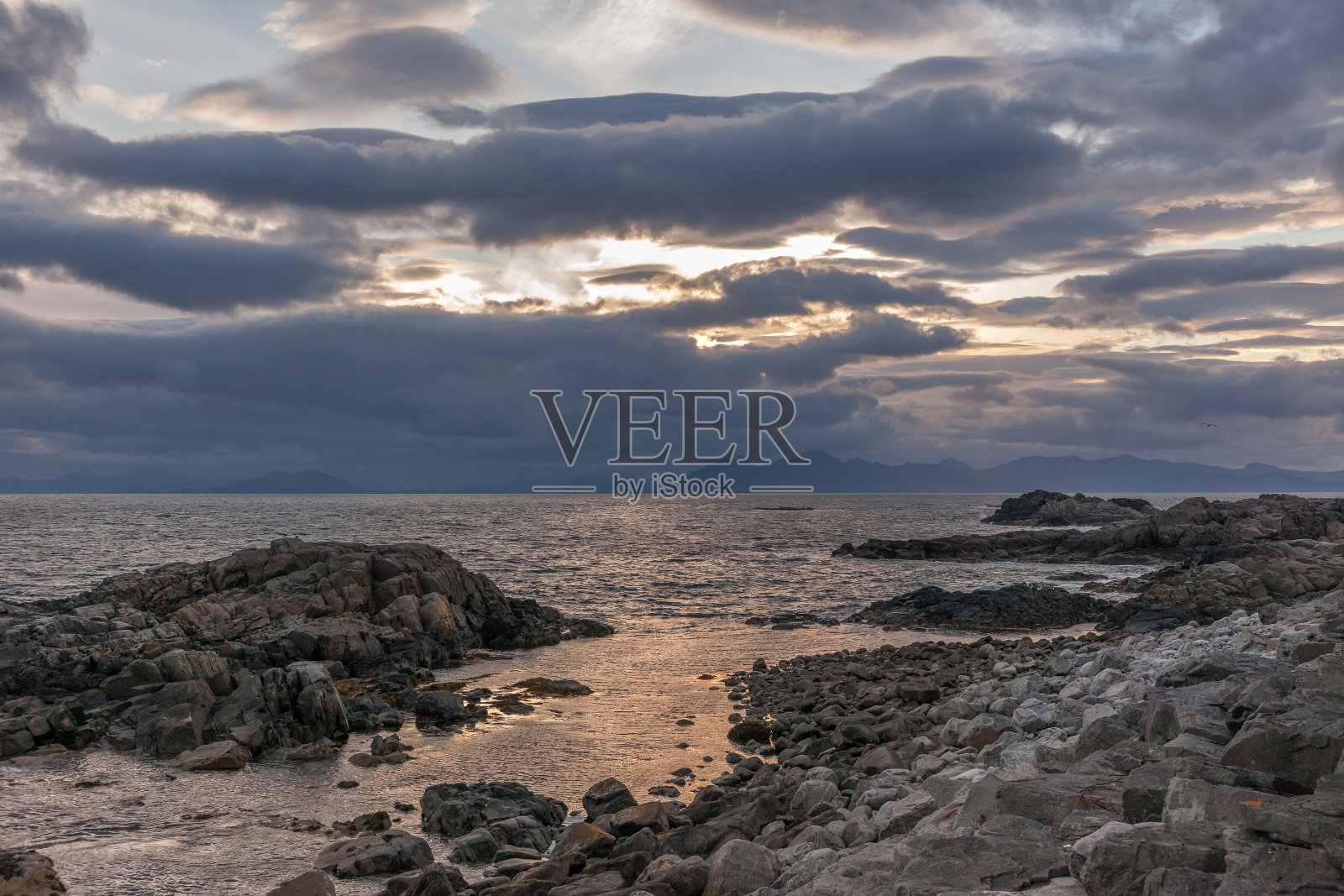 挪威峡湾的夏日美景令人印象深刻。挪威多彩的早晨景色。自然美的概念背景。照片摄影图片