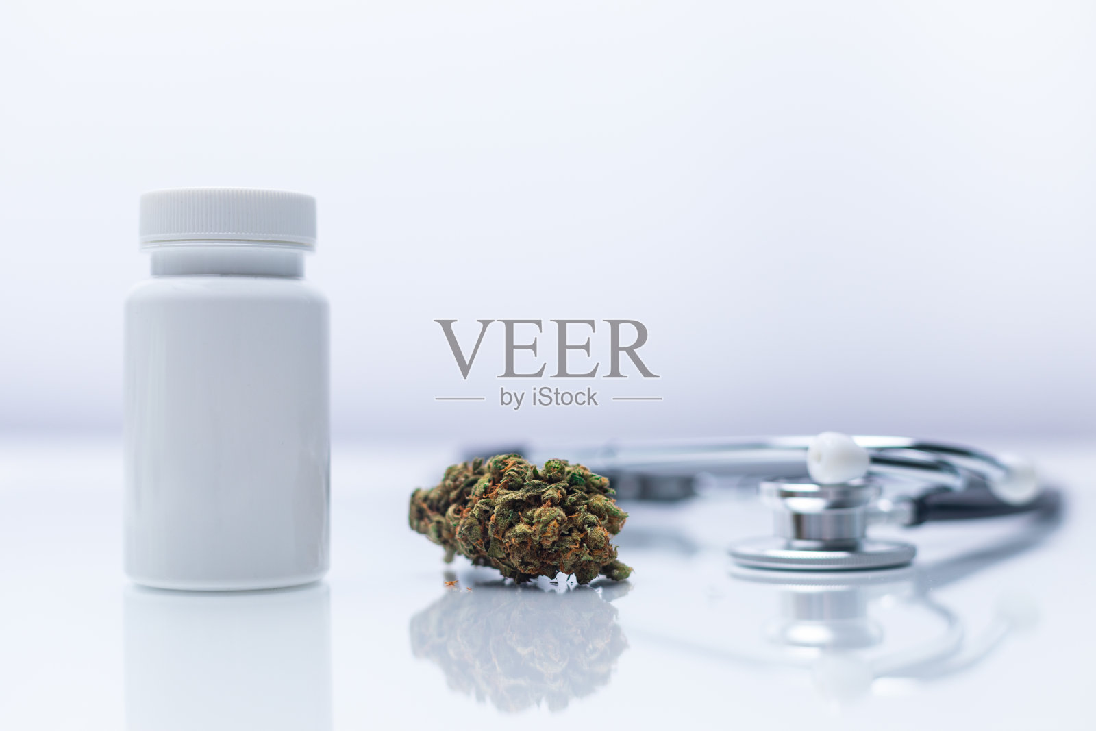 医用大麻听诊器和白色药丸瓶背景白色照片摄影图片