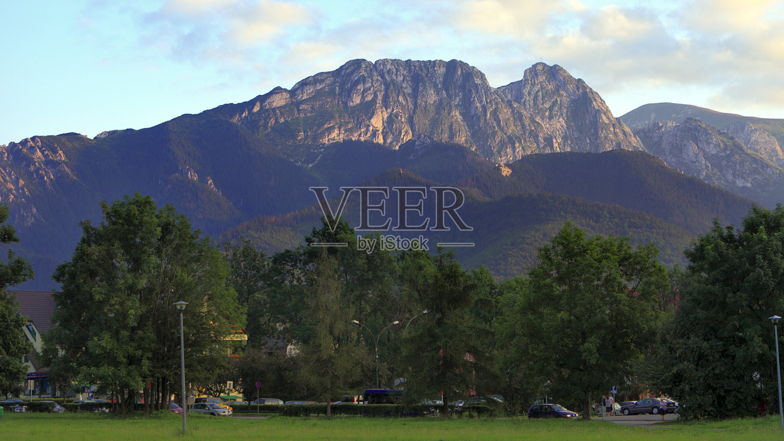 从波兰Zakopane看到的太特拉山，背景是giewon, Czerwone Wierchy和Nosal山峰照片摄影图片