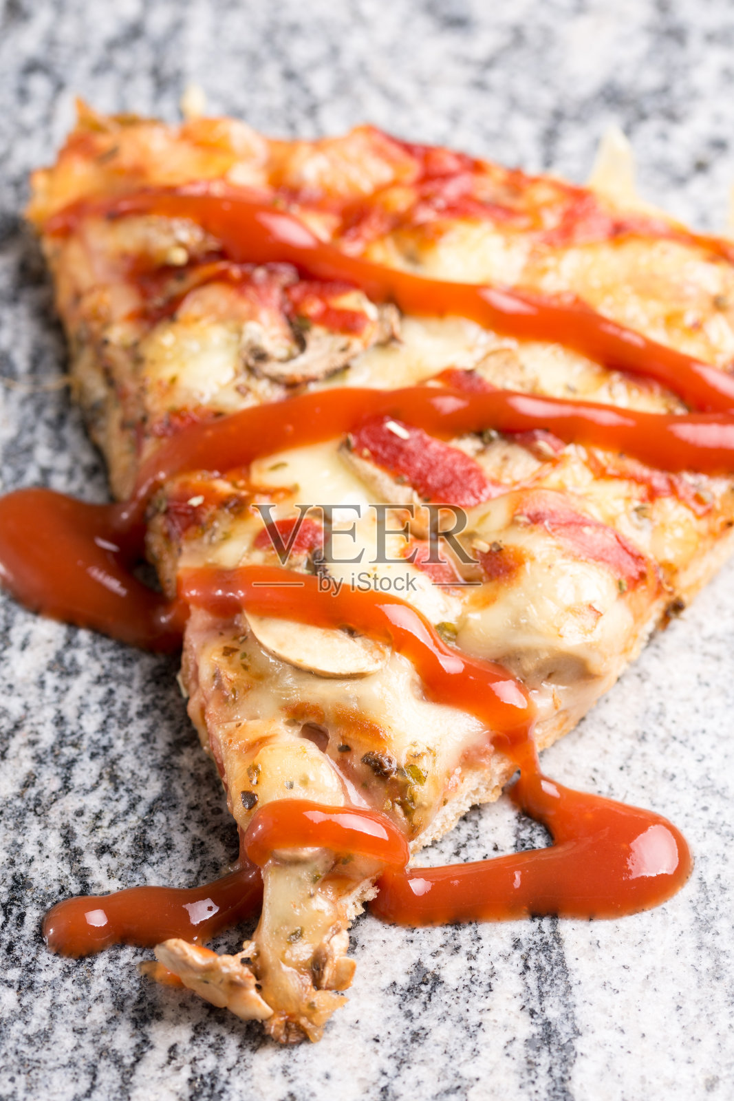 灰色花岗岩背景上的蘑菇、火腿芝士和番茄酱披萨片照片摄影图片