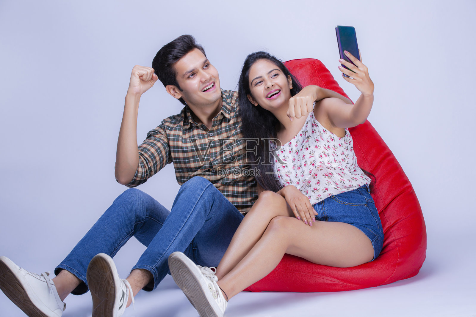 年轻夫妇在白色背景-股票图片照片摄影图片