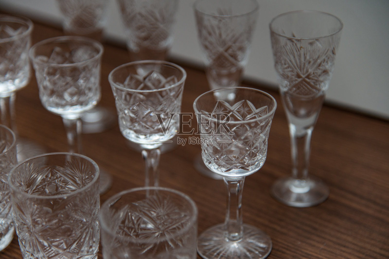 各种类型ofâ酒杯andâvodkaâ。眼镜论坛喝酒。照片摄影图片