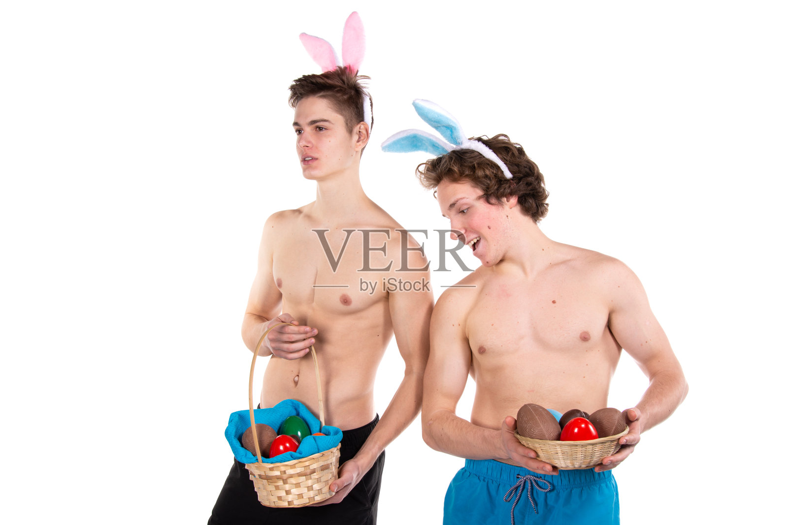 复活节和两个帅哥。照片摄影图片