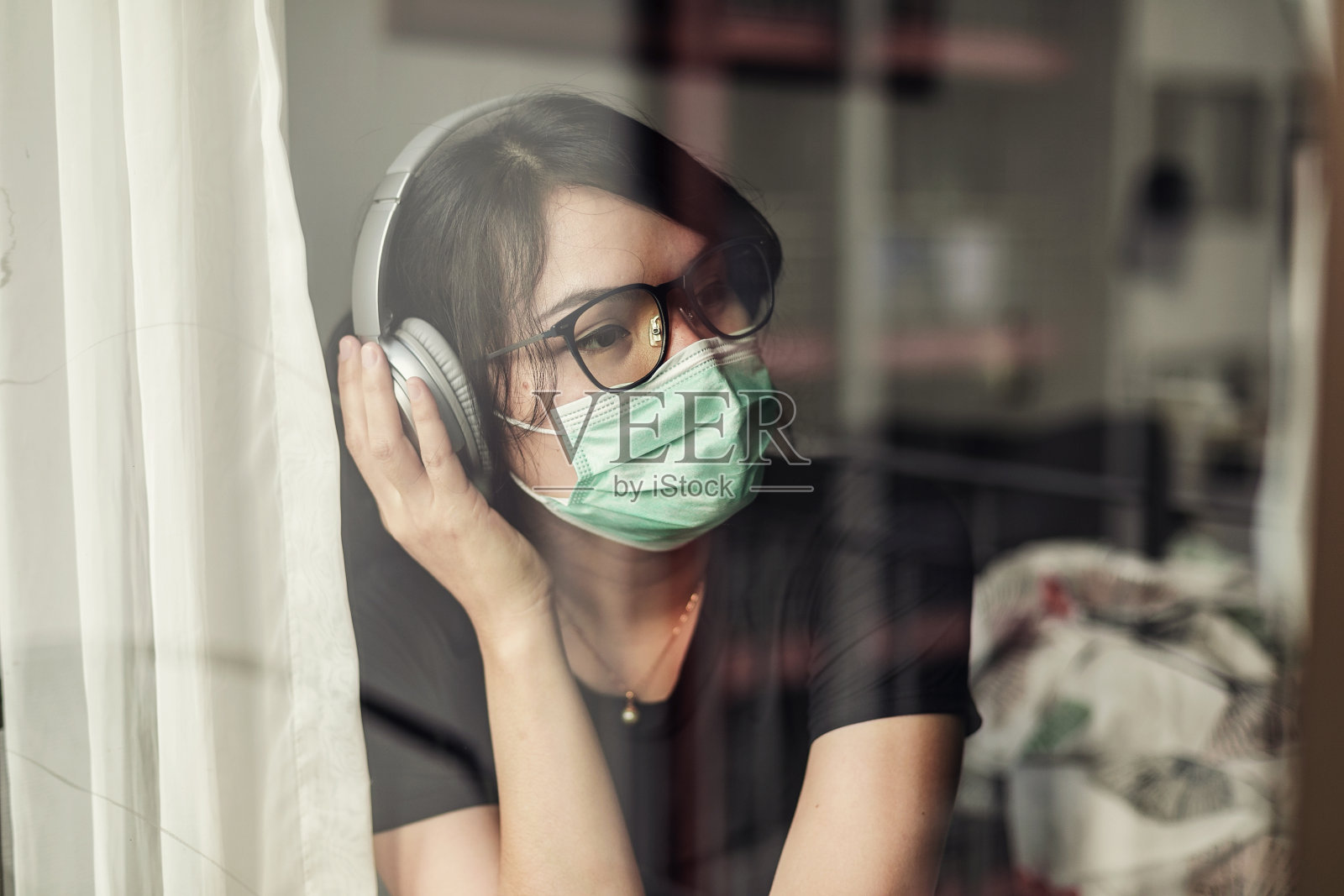 因病毒爆发或疑病症在家被隔离的妇女照片摄影图片