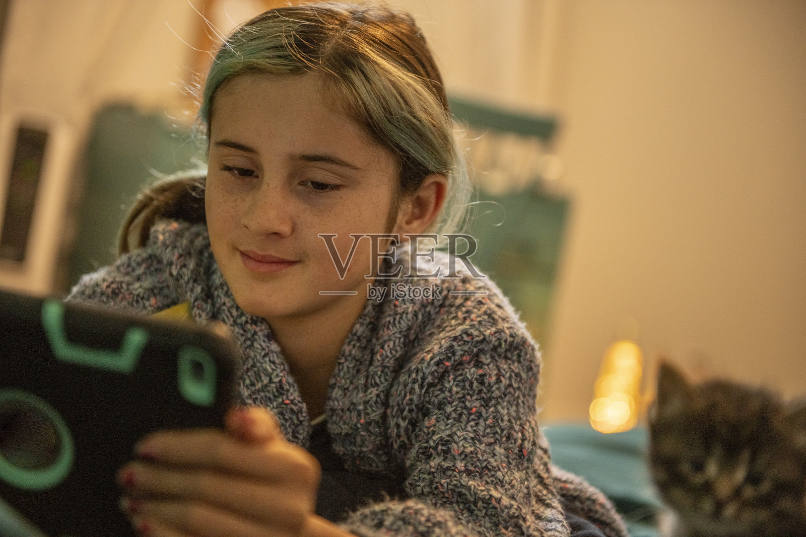 青春期前的女孩互相视频通话照片摄影图片