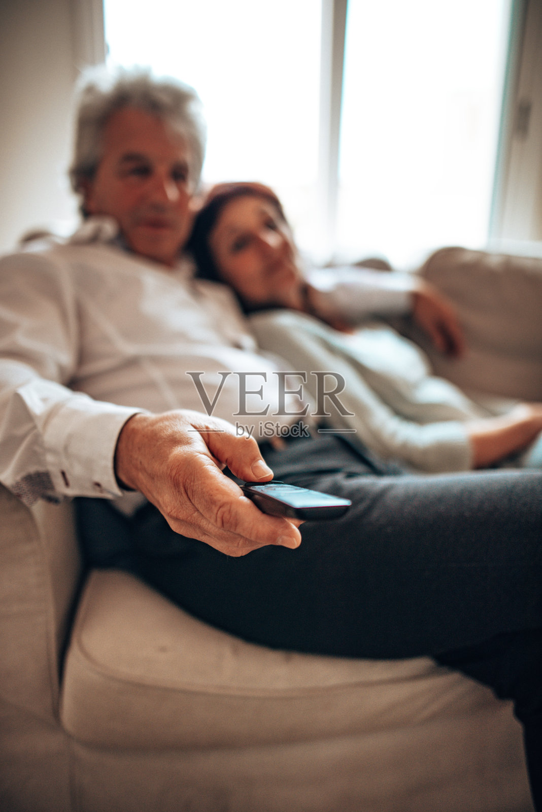 一对夫妇在隔离期间看电视照片摄影图片