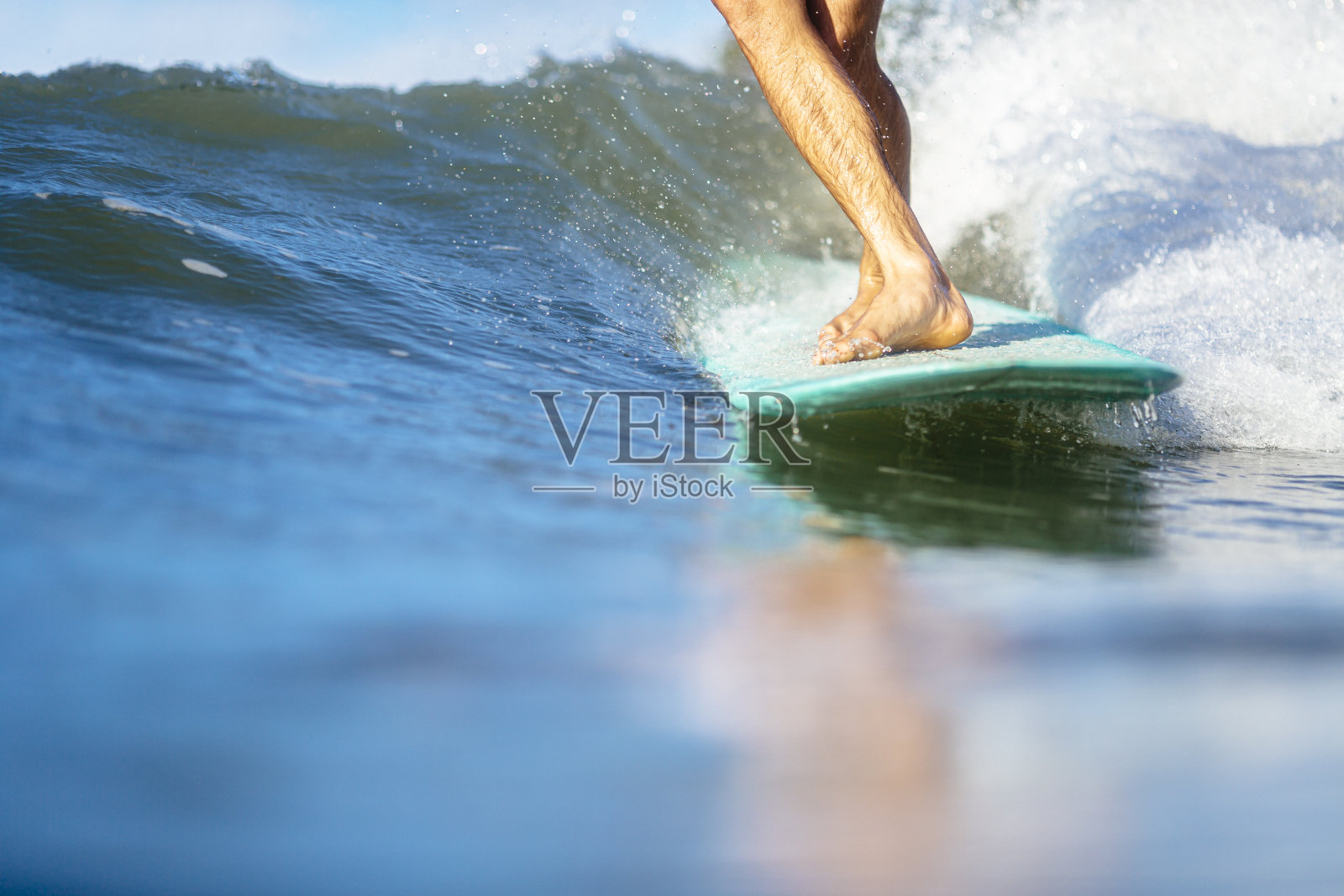 一个男人在冲浪照片摄影图片