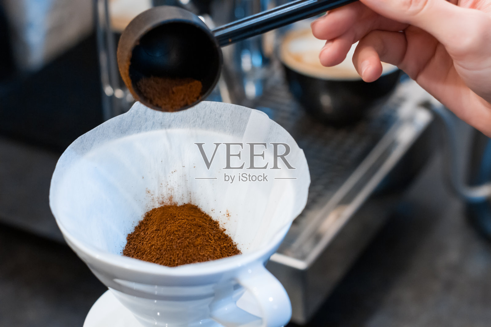 在小咖啡馆里煮咖啡照片摄影图片