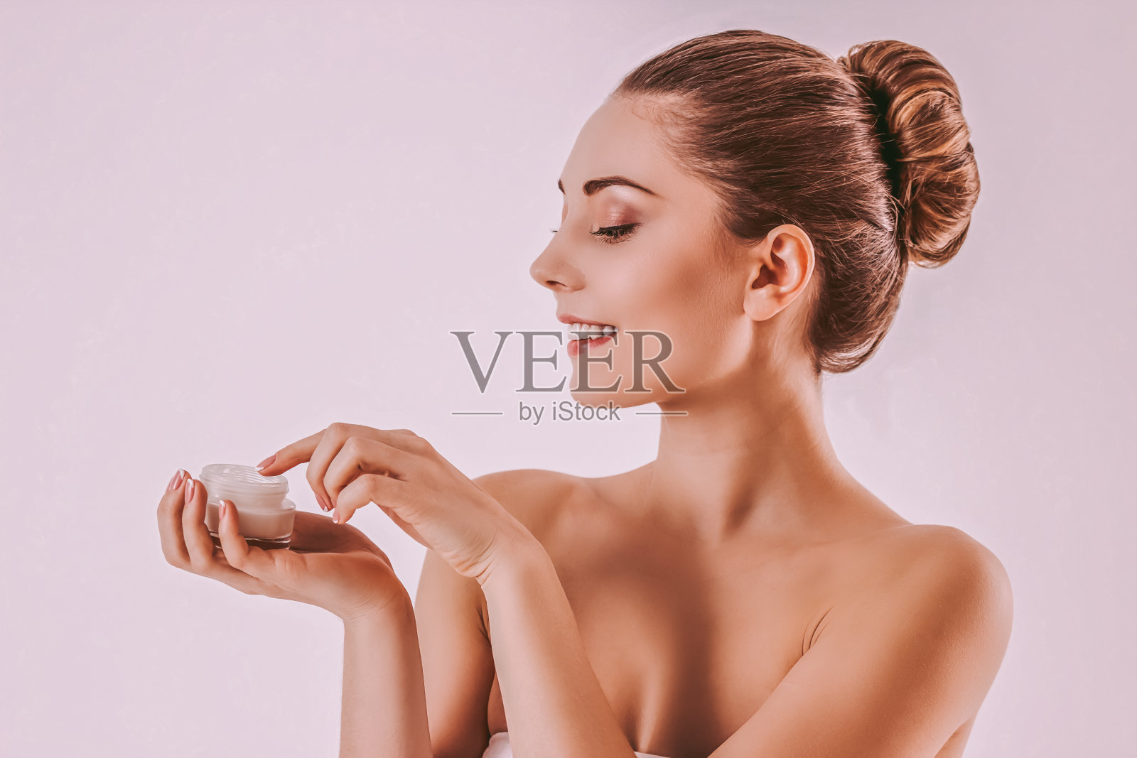 女孩用一罐面霜隔离照片摄影图片