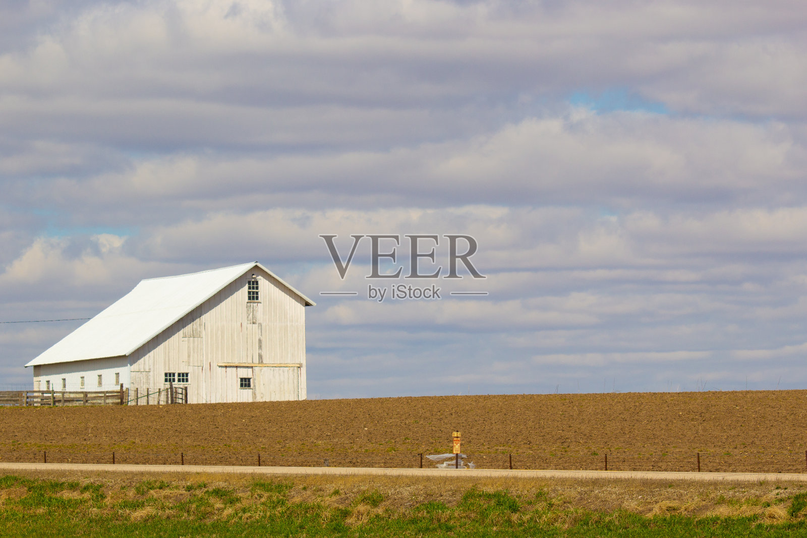 中西部的白谷仓照片摄影图片