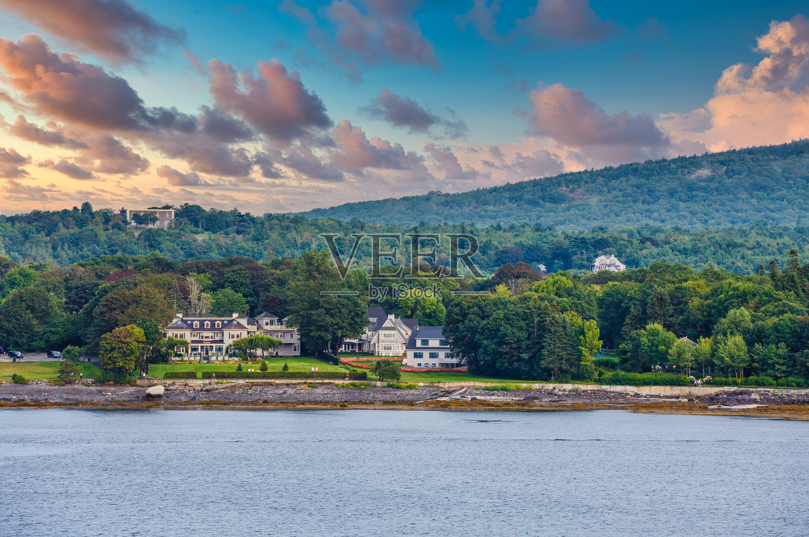 黄昏酒吧港附近的老旅馆照片摄影图片
