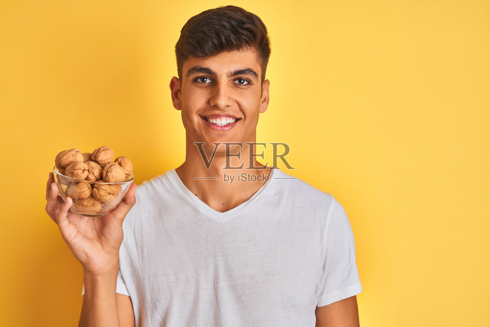 手捧核桃面露笑容的印度男人照片摄影图片