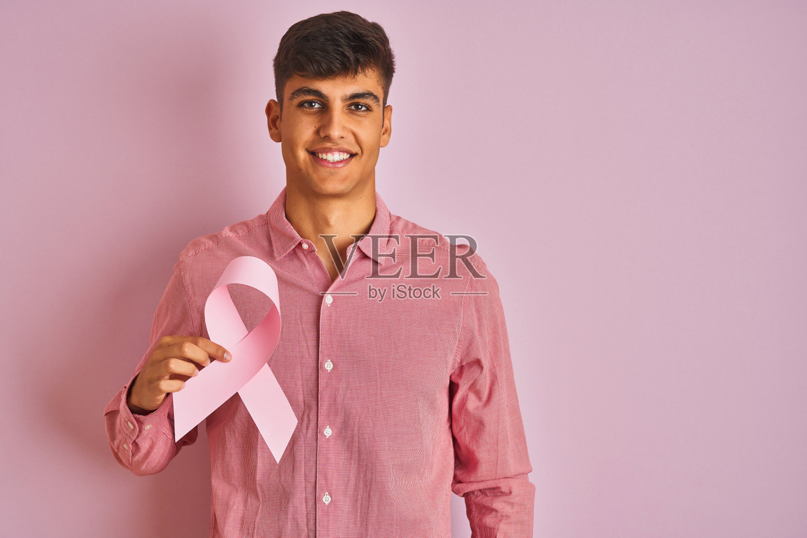手持癌症宣传带的印度男子面带笑容照片摄影图片