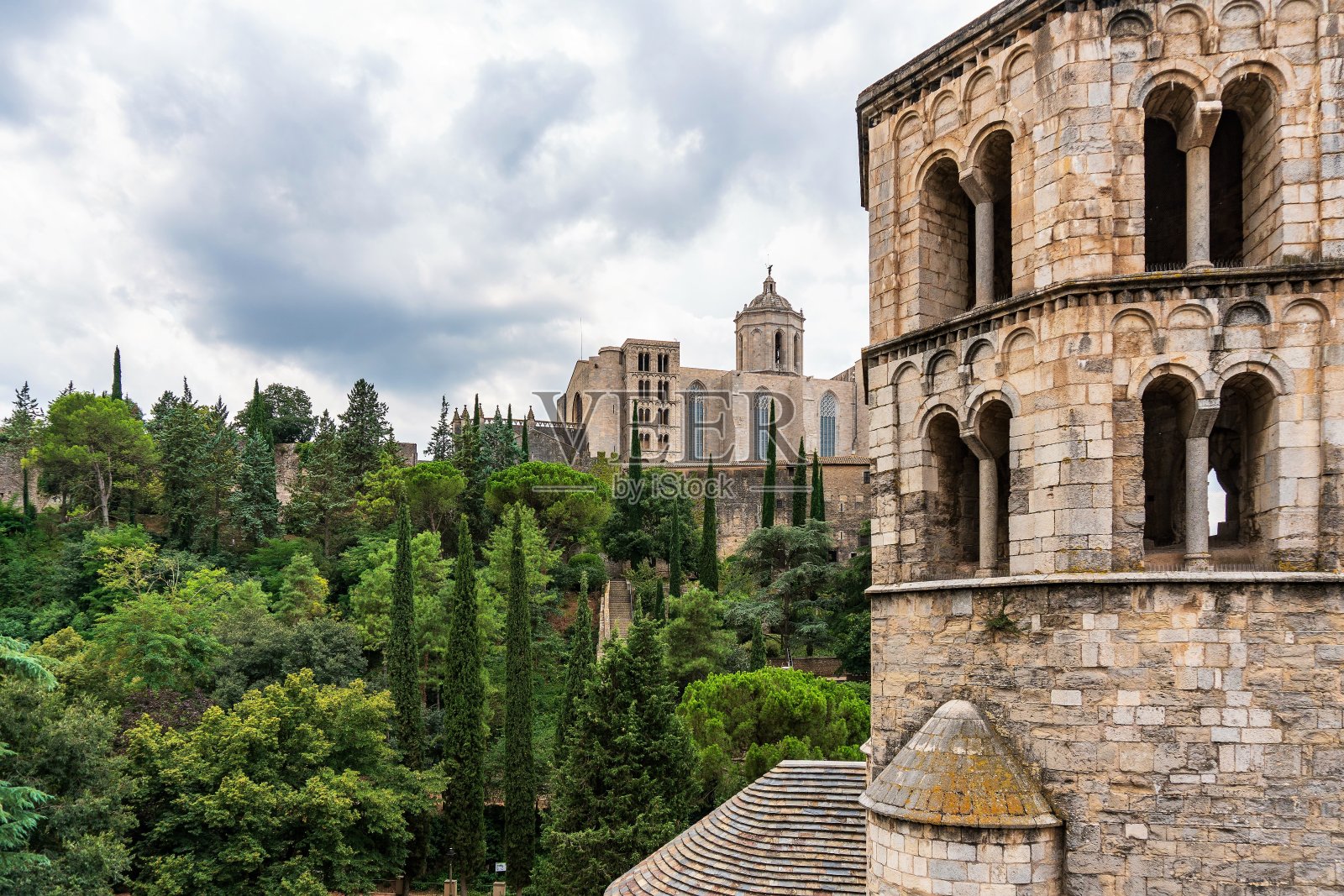 2018年8月，西班牙赫罗纳。中世纪塔楼的美丽窗户和公园景色。照片摄影图片