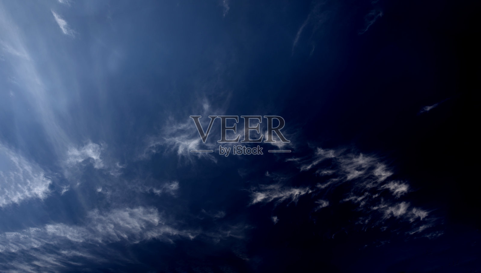 白色的云彩，一起漂浮在蓝色渐变的天空下。照片摄影图片