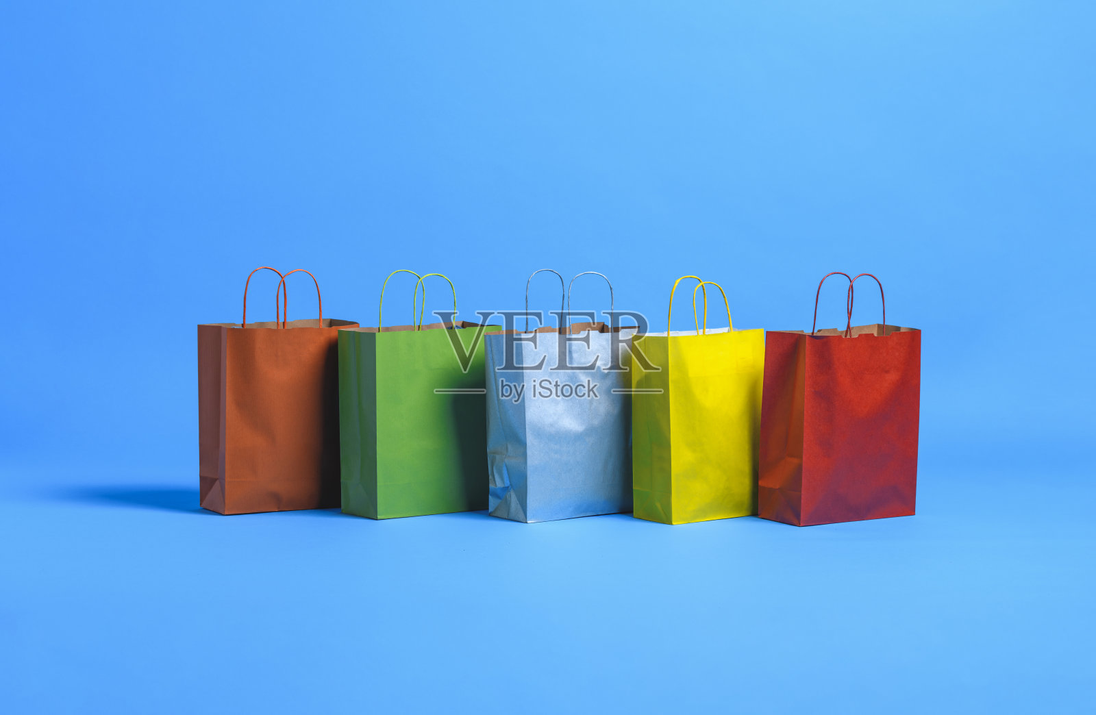 蓝色背景的购物袋照片摄影图片