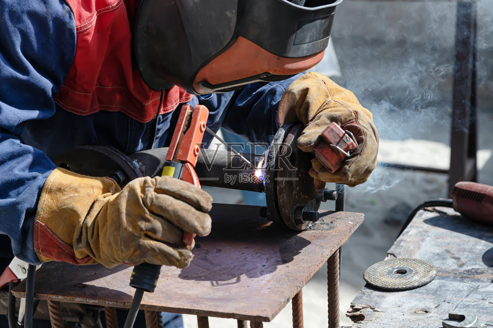 采用手工电弧焊进行堆焊照片摄影图片