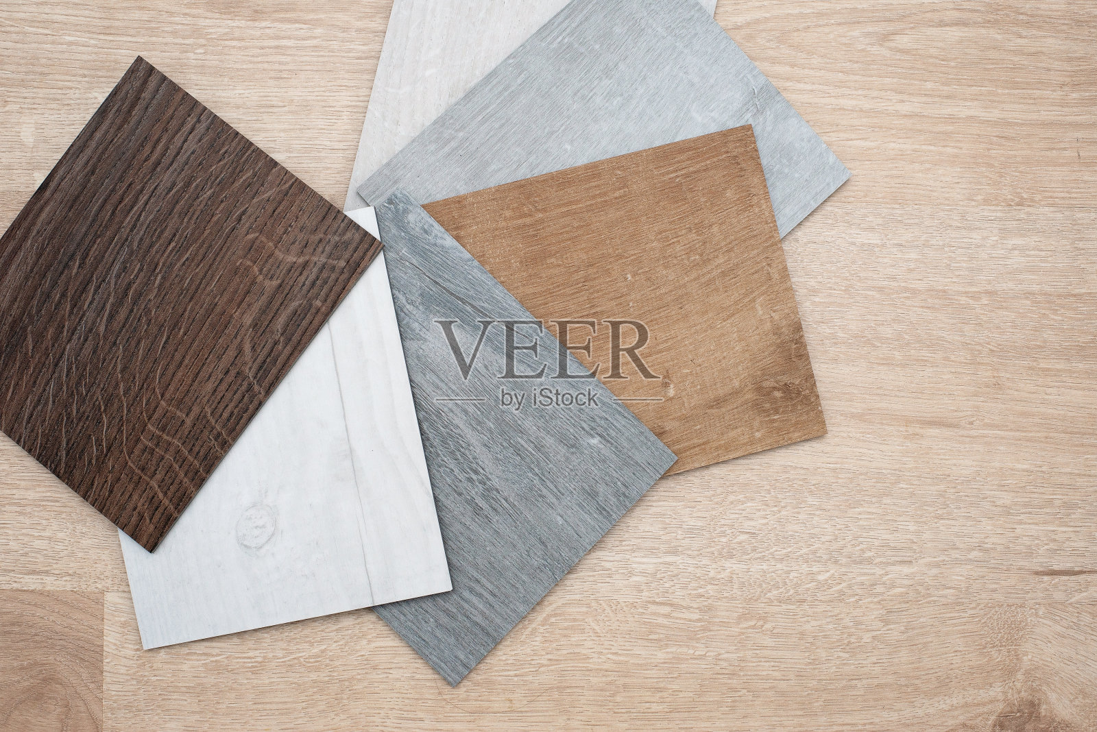 豪华乙烯基地砖的样品目录与一个新的室内设计的房子或地板上的轻木制背景。照片摄影图片