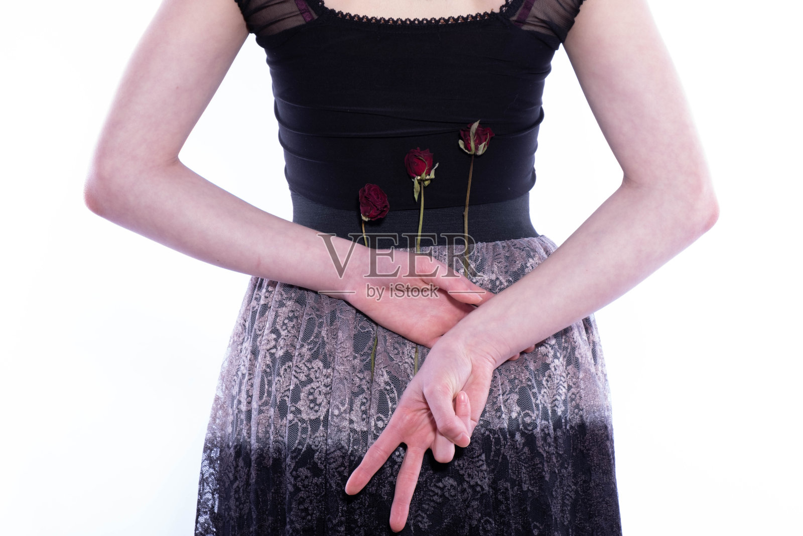 小女孩伸出两根手指照片摄影图片