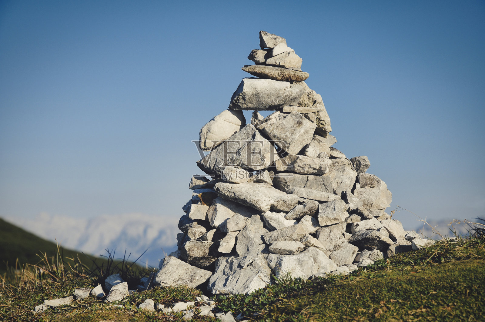 沿着徒步小径堆积的石头堆。照片摄影图片